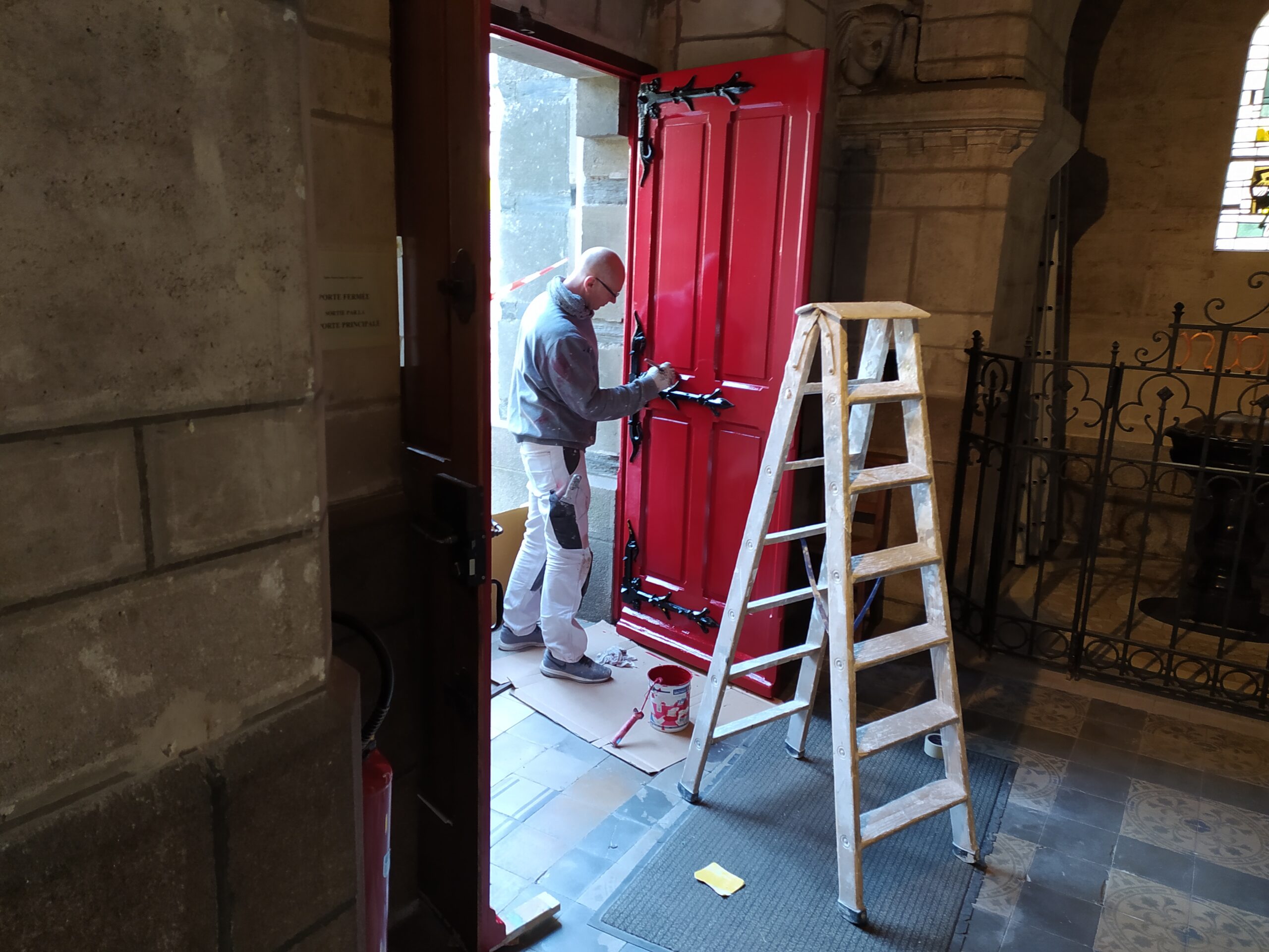 Remise en peinture de la porte de la chapelle de l’église Notre-Dame-de-Toutes-Aides